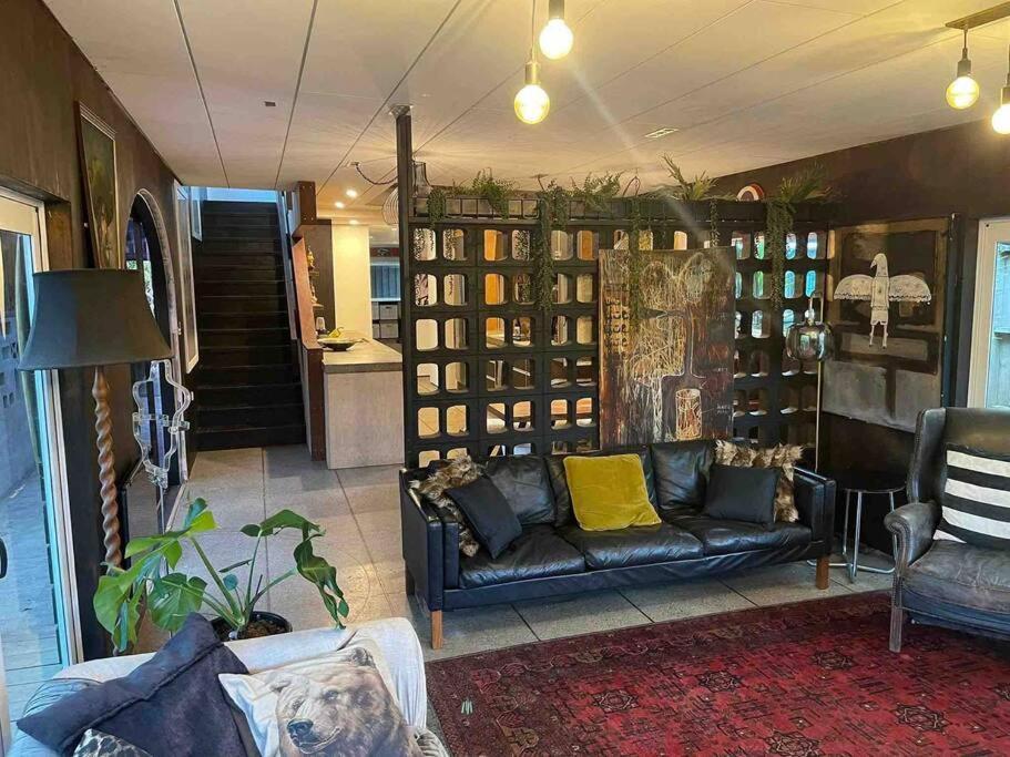 Electric Waihi Beach House - Family & Dog Friendly, Close To Beach, Pool Table, Outdoor Fire Room, Skate Ramp Bowentown エクステリア 写真