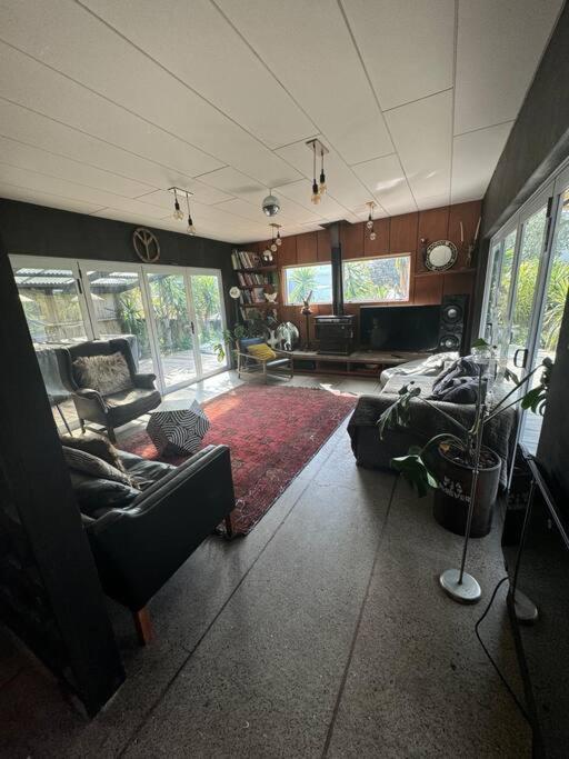Electric Waihi Beach House - Family & Dog Friendly, Close To Beach, Pool Table, Outdoor Fire Room, Skate Ramp Bowentown エクステリア 写真
